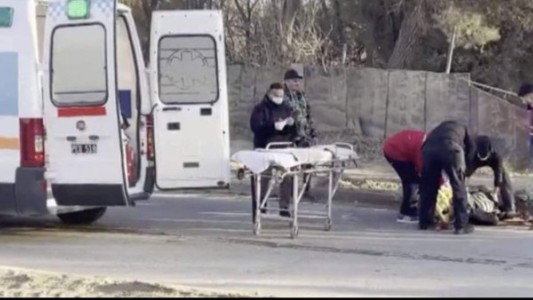 Viajó en el baúl del auto al salir de una fiesta con amigos: salió volando y golpeó la cabeza contra el asfalto