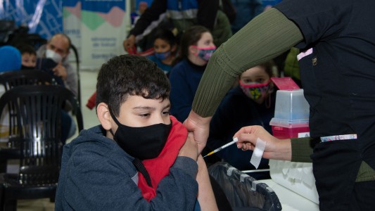 Tercera dosis libre para menores: en un día, asistieron casi 200 a la Esquina Encendida