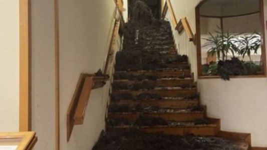 Alud en Bariloche: la habitación de los turistas desaparecidos tiene barro hasta el techo