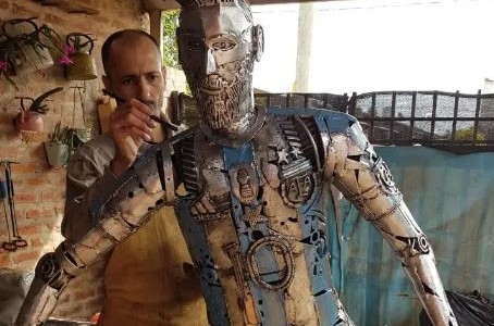 Chaco: Construyó una escultura de Messi con chatarra