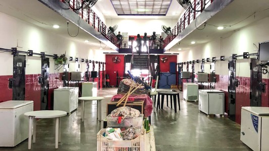 Secuestraron 30 celulares en una requisa en la Cárcel de Piñero