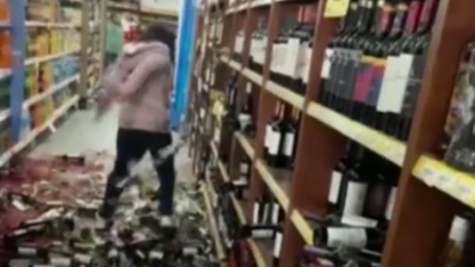 Video: La despidieron del supermercado y entró en cólera