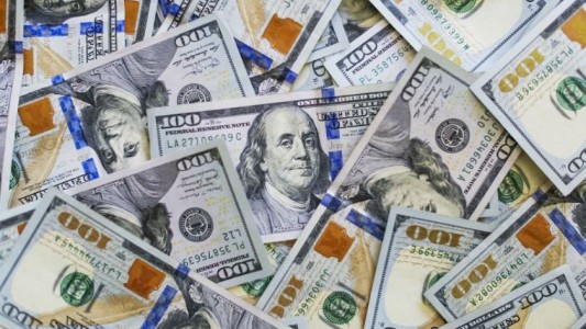 Tras alcanzar su máximo histórico, el dólar blue bajó $7 y cerró a $217