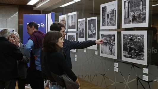 La provincia inauguró en Buenos Aires la muestra fotográfica "Presencialidades"