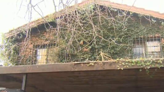 Entraron a robarle y quiso defender a su esposa: lo ahorcaron con un cable y lo tiaron a la pileta