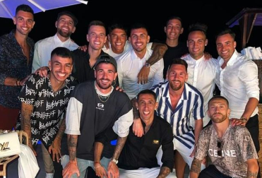 El festejo del cumpleaños de Messi junto a sus amigos de la Selección