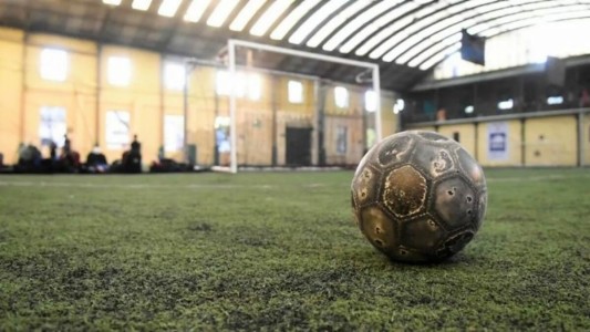 Jugó un fútbol 5 con desconocidos para ocultar una infidelidad