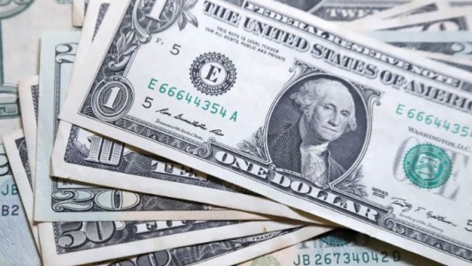El dólar blue cerró a $232 y marcó un nuevo récord
