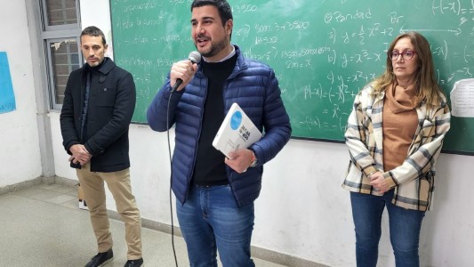 Marcos Cleri en Pérez continuó con las entregas del Conectar Igualdad