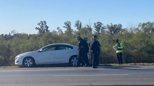 Ataron a madre e hijo con precintos y se robaron un auto y 4 millones de pesos