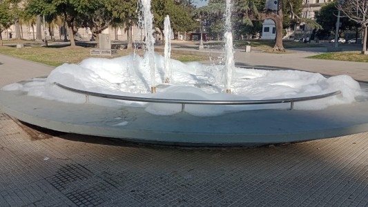 Dos fuentes de la ciudad aparecieron con espuma