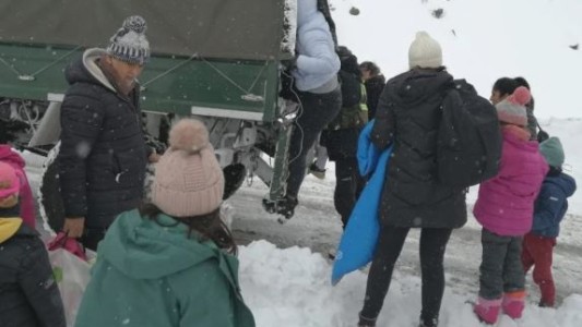 Rescataron a las personas varadas por la nieve en la Cordillera