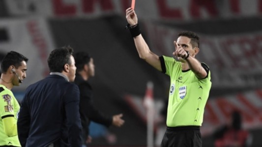 "No tenes los huevos para expulsarme": Gallardo insultó al árbitro, lo echaron y suspendió la conferencia