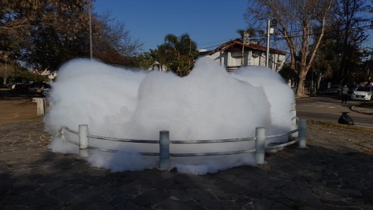 Espuma en las fuentes: el municipio estima que "debe haber sido algún bromista"