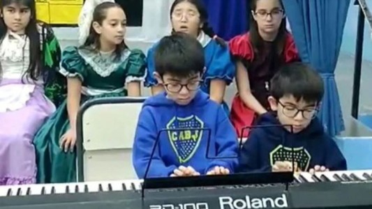 Video: Mellizos de 8 años conmovieron tocando el Himno Nacional Argentino con el piano