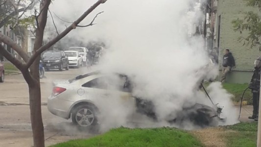 Se incendió un automóvil en la vía pública