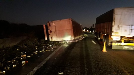 El vuelco de un camión dificulta el tránsito a la altura del Hipódromo