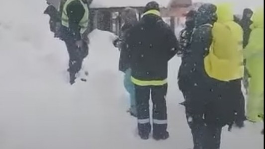 Dramático rescate de un niño que quedó atrapado bajo nieve en Bariloche