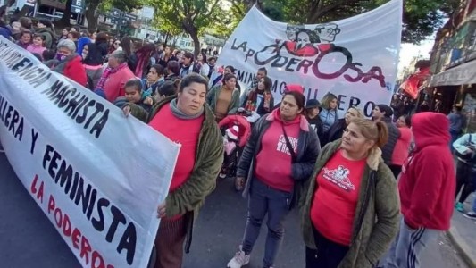 Sin cortar el tránsito, organizaciones sociales se manifiestan en Perón e Iturraspe