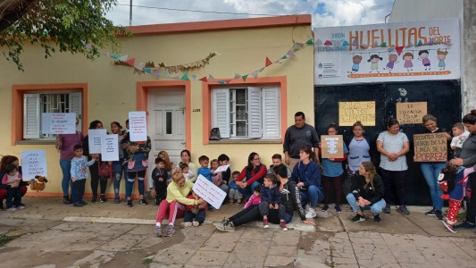 Abrazo simbólico al jardín "Huellitas": Temen por el cierre de la institución