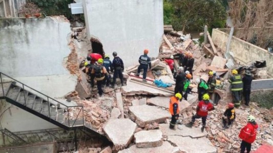 Derrumbe en Rosario: un hombre de 52 años sigue atrapado entre los escombros