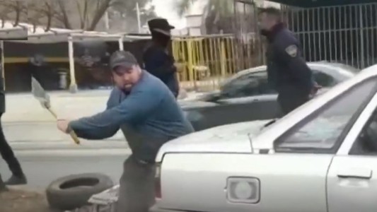 Destrozó su propio auto cuando se lo retuvieron en un control por no tener la verificación técnica