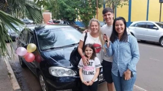 "Dos ángeles": frenaron al ver a una mujer que llevaba a la hija con discapacidad y le regalaron su auto