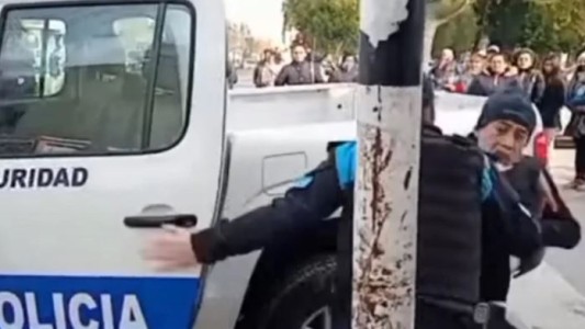 Video: Un detenido se escapó de la Policía cuando intentaban meterlo en el patrullero