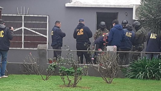 Le allanaron la casa y se enfrentó a tiros con la policía