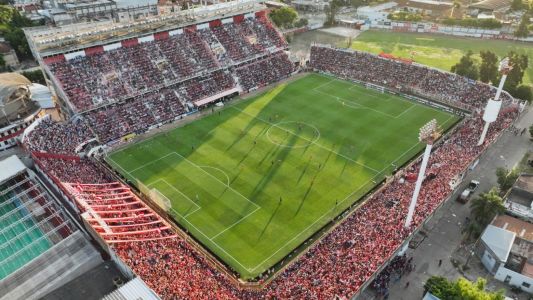Unión y Vélez ya juegan en Santa Fe