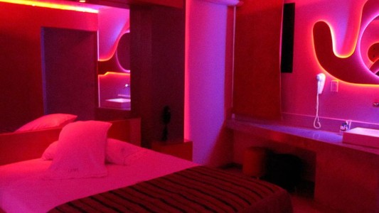 Denuncia en un hotel alojamiento: dos parejas entraron con un bebé