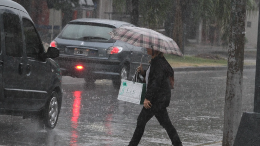Frío y lluvia: Se espera un martes invernal en la ciudad que mejoraría por la tarde
