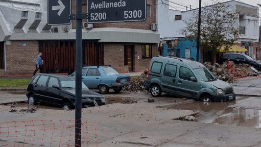 Dos vehículos cayeron en obras de bacheo que estaban tapadas de agua