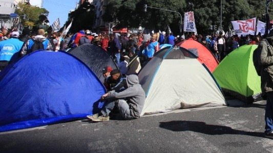 Piqueteros acamparán en Plaza de Mayo hasta que Massa los reciba