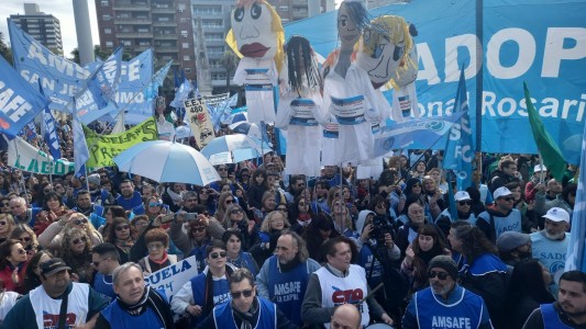 Multitudinaria marcha docente: Amsafe y Sadop se movilizaron a Casa de Gobierno