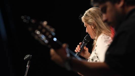 Viernes de peña: Gabriela Roldán pasó por los estudios de Telefe Santa Fe