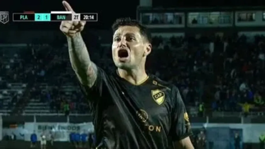 Mauro Zárate hizo un gol y se lo gritó en la cara a un plateísta