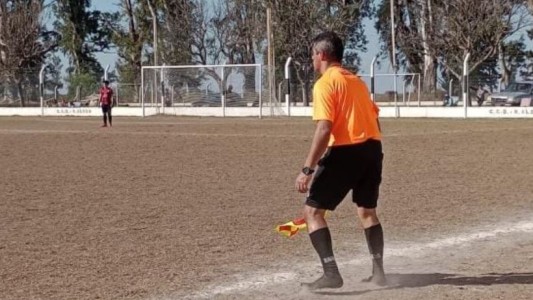 En Rafaela, un árbitro le prestó sus botines a un chico y dirigió en medias