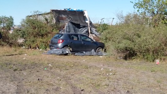 Chocado y en un descampado: así encontraron el auto robado a una periodista en Barrio Roma