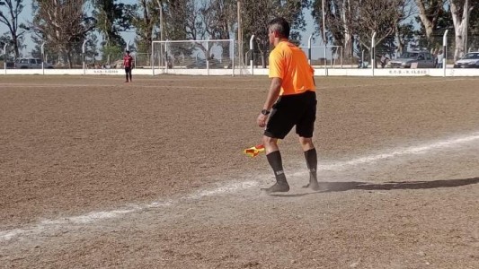 "Por los chicos, cualquier cosa": un árbitro se sacó los botines y se los prestó a un jugador