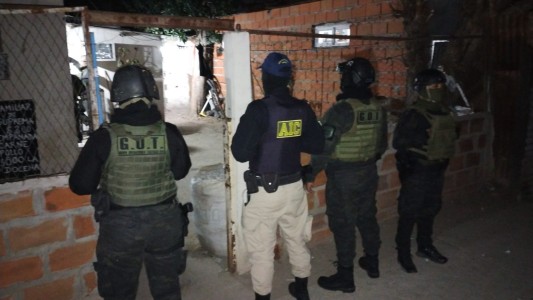 Histórico megaoperativo en Rosario: 45 allanamientos simultáneos, secuestro de armas, drogas, dinero y 26 detenidos