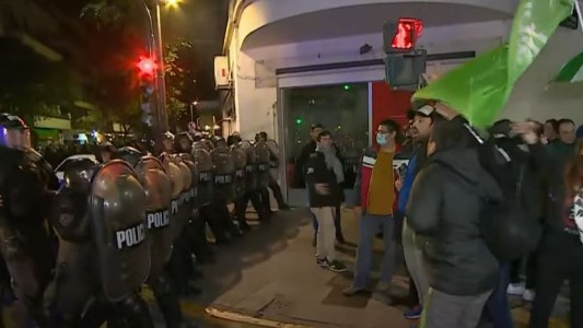 Incidentes entre manifestantes a favor y en contra de Cristina frente a su casa