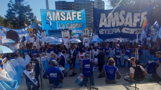 Multitudinaria concentración de los docentes frente a Casa de Gobierno