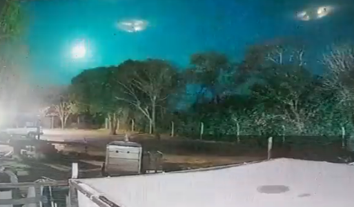 Video: el momento en el que un bólido ilumina de verde el cielo de Córdoba