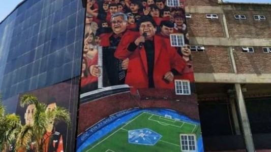 El pintor del mural en la cancha de Colón aseguró que la orden fue "Los Palmeras sí o sí"
