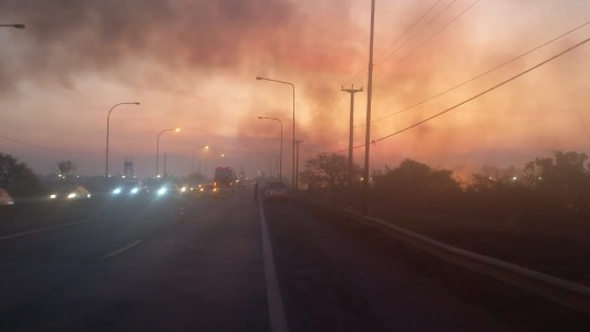 Videos: voraz incendio a la vera de la Ruta 168 complica el tránsito en el acceso a Santa Fe