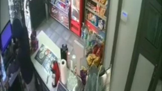 El video del robo en un kiosco en Barrio Mariano Comas