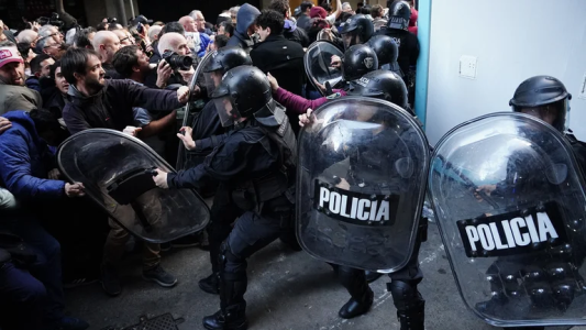 Cristina: Incidentes entre la policía y manifestantes que tiraron las vallas