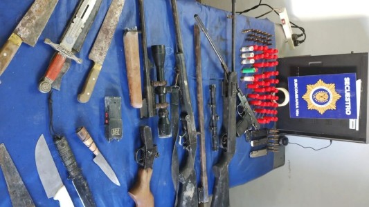 Secuestraron gran cantidad de armas en una vivienda de Loyola Norte