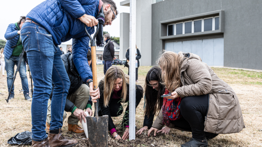 UNL continúa plantando un árbol por cada graduada y graduado